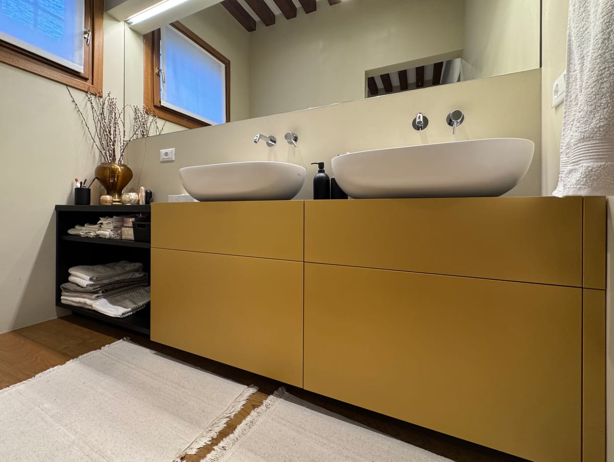 Venezia | Mobile da bagno in listellare di Rovere e MDF, tutto laccato.