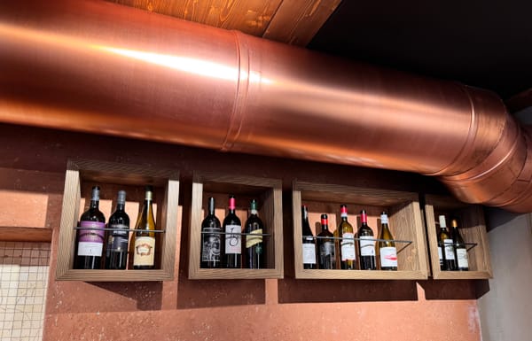 Venezia, ristorante Nevodi, cornici portabottiglie di vino.