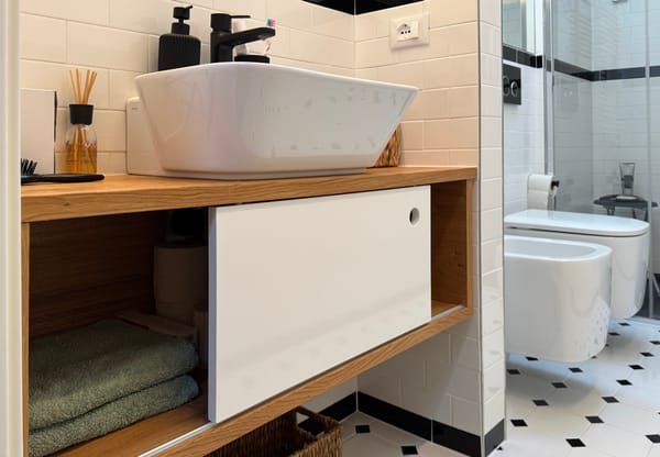 Venezia | Mobile da bagno in listellare placcato Rovere.